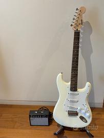 Squier Stratoc Fender + amp Fender + port. Chit