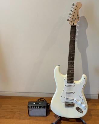 Squier Stratoc Fender + amp Fender + port. Chit