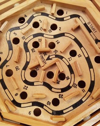 Gioco in legno percorso pericoloso