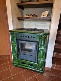 elegante stufa a legna  verde scuro in ceramica e 