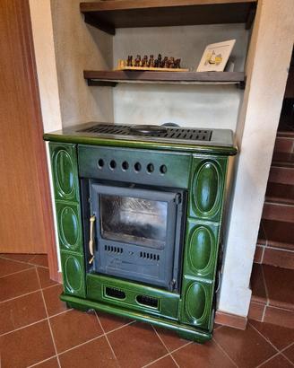 elegante stufa a legna  verde scuro in ceramica e 