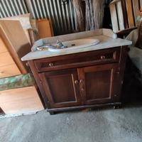 Lavandino da bagno con mobile in noce