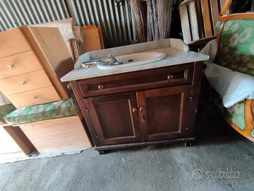 Lavandino da bagno con mobile in noce