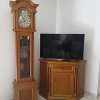 Orologio a pendolo e porta televisione