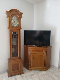 Orologio a pendolo e porta televisione