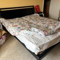 Letto in legno laccato nero