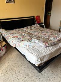 Letto in legno laccato nero