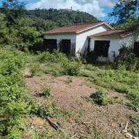 Terreno con manufatti