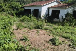 Terreno con manufatti