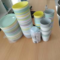 Stoviglie colorate per feste