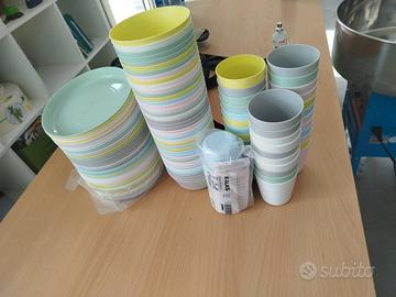 Stoviglie colorate per feste