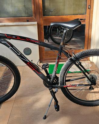 Mountain Bike muscolare con ruote da 27.5 