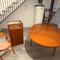 Tavolo allungabile, 4 sedie e cassettiera in legno