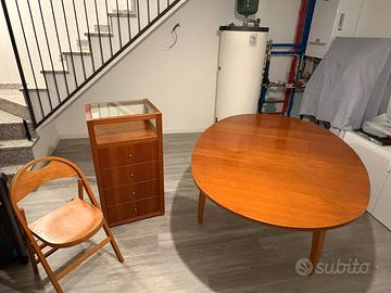 Tavolo allungabile, 4 sedie e cassettiera in legno