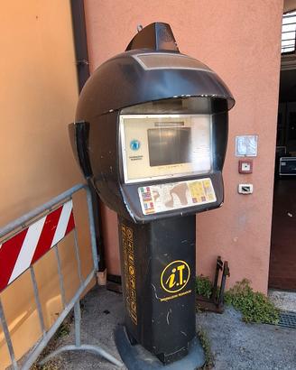 TOTEM in vetroresina anni 90 (non funzionante)