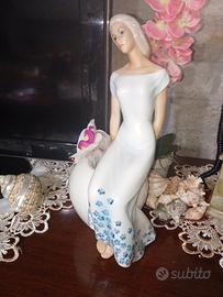 statua di donna in porcellana 