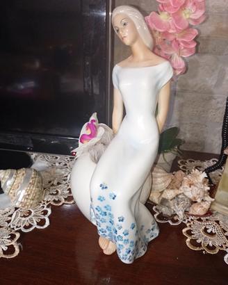 statua di donna in porcellana 