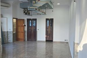 Locale commerciale angolare (bar tio pepe)