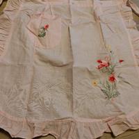 grembiule da cucina rosa  con ricami 