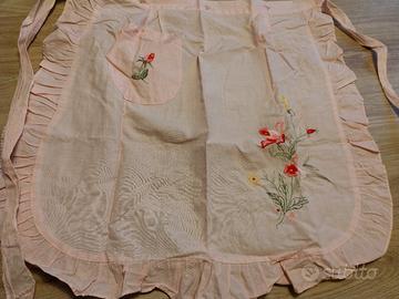 grembiule da cucina rosa  con ricami 