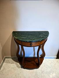 Elegante set ingresso con specchio e treppiedi
