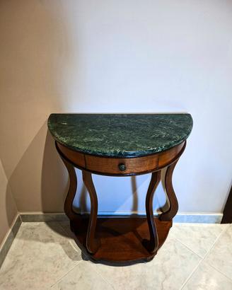 Elegante set ingresso con specchio e treppiedi