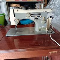 Macchina da cucito con mobile