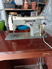 Macchina da cucito con mobile