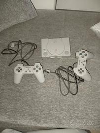 PlayStation 1 classic mini con due joystick . 