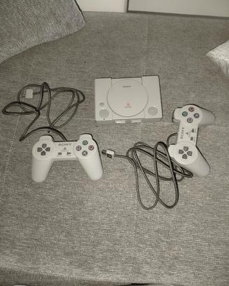 PlayStation 1 classic mini con due joystick . 