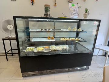 Vetrina pasticceria per dolci