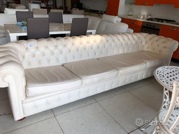 Divano modello Chesterfield
