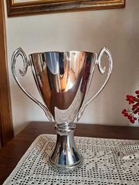 Vaso decorativo in metallo con manici
