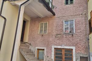 Casa su tre piani indipendente in centro turistico