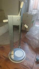 Tappatrice a colonna regolabile in altezza