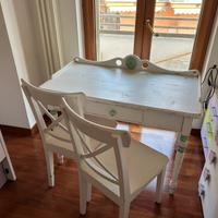 Scrivania con sedie e specchio