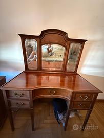 Toilette con specchiera e comodini