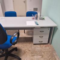 Scrivania e sedie da ufficio