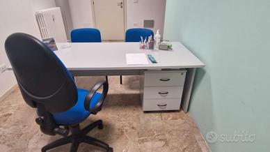 Scrivania e sedie da ufficio