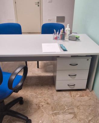 Scrivania e sedie da ufficio