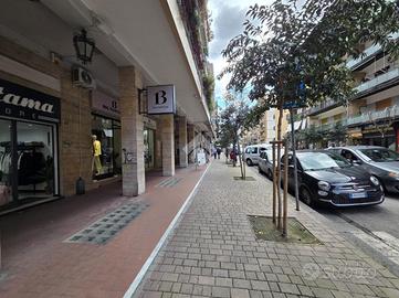 NEGOZIO A NAPOLI
