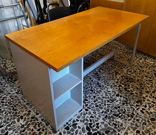 Scrivania in legno da ufficio