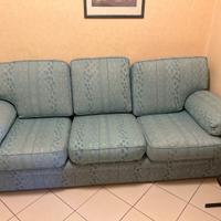 Divano morbido tre posti