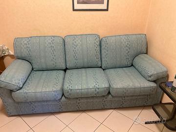 Divano morbido tre posti