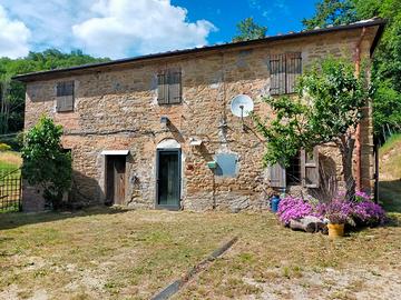 Casale con fienile capannoni e terreno