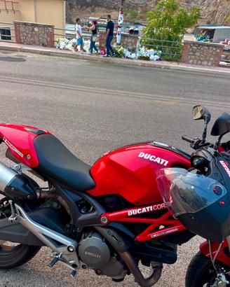 Ducati Monster 696