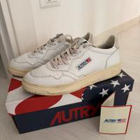 Scarpe Autry Medalist  in pelle bianche.