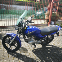 Moto Yamaha 125 da strada azzurra