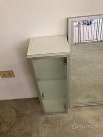 Specchiera e mobiletto da bagno