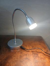 Lampada da tavolo snodabile in metallo